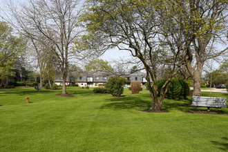 Villas By The Lake in Vernon Hills, IL - Foto de edificio - Building Photo