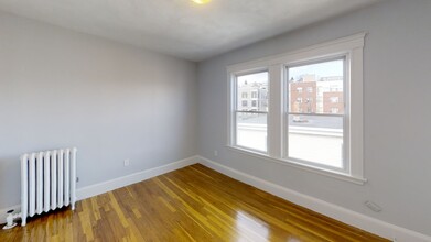 52 Mansfield St, Unit 1 in Somerville, MA - Foto de edificio - Building Photo