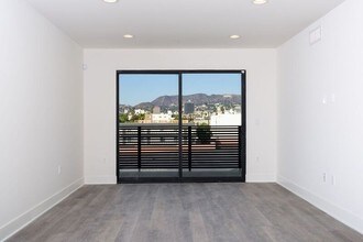 748 Wilcox Ave in Los Angeles, CA - Foto de edificio - Building Photo