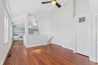 932 W College Ave in Philadelphia, PA - Building Photo - Building Photo