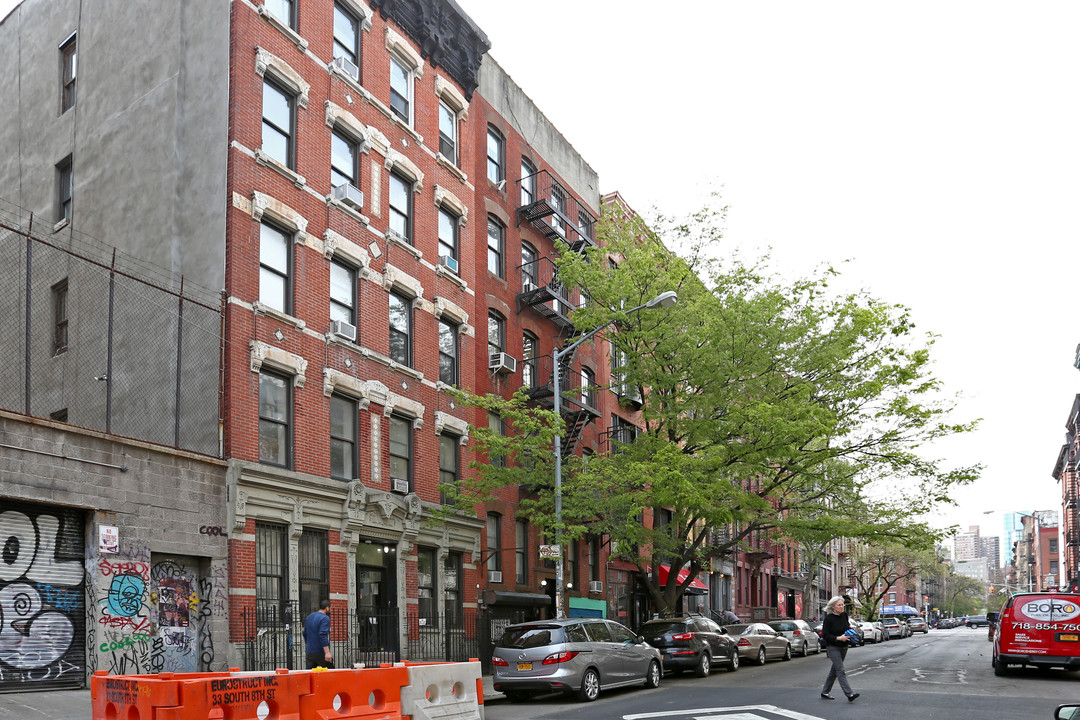 104 E 7th St in New York, NY - Foto de edificio