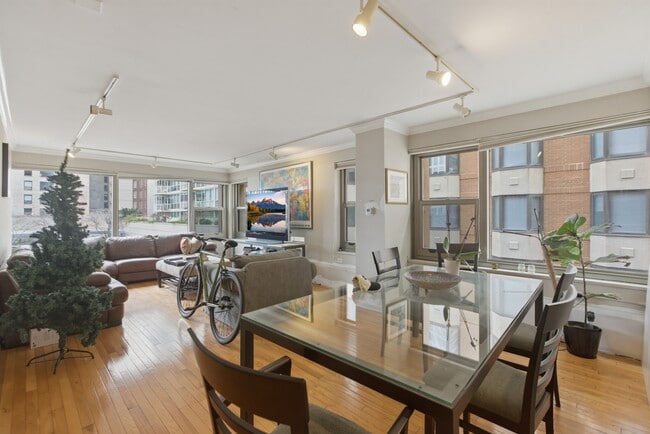 247 E Chestnut St, Unit # 01003 in Chicago, IL - Foto de edificio - Building Photo