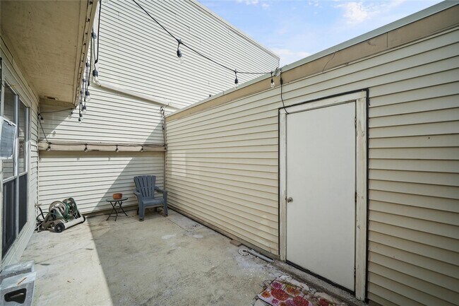 1998 Augusta Dr in Houston, TX - Building Photo - Building Photo