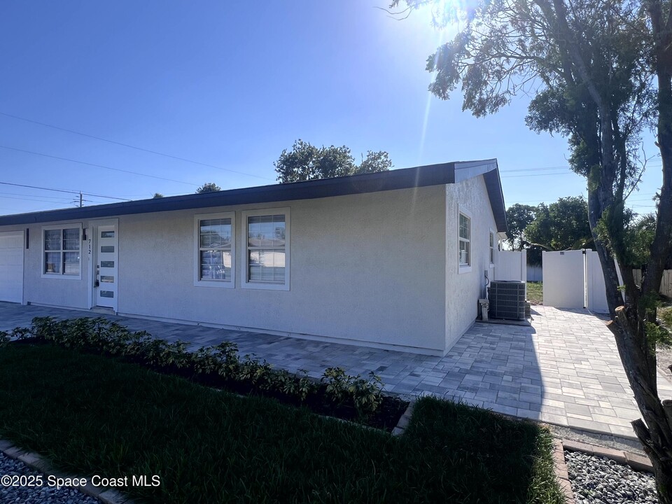 712 Badger Dr NE in Palm Bay, FL - Foto de edificio