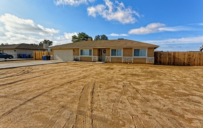 15052 Temecula Rd in Apple Valley, CA - Building Photo - Building Photo