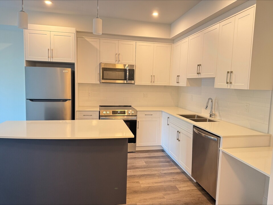 660 Beach Rd in Qualicum Beach, BC - Building Photo