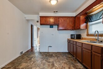 2130 W 71st Pl in Chicago, IL - Foto de edificio - Building Photo