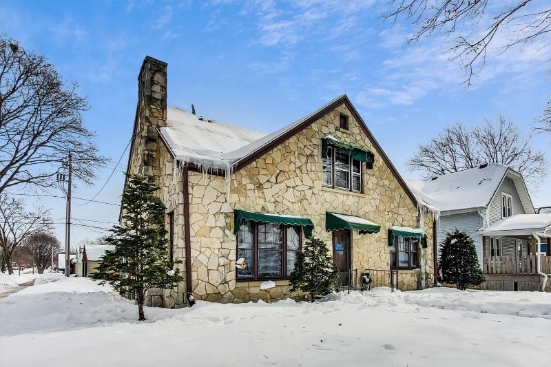 8225 W Hayes Ave in West Allis, WI - Building Photo