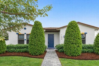 7606 S Olive Ave in West Palm Beach, FL - Building Photo - Building Photo