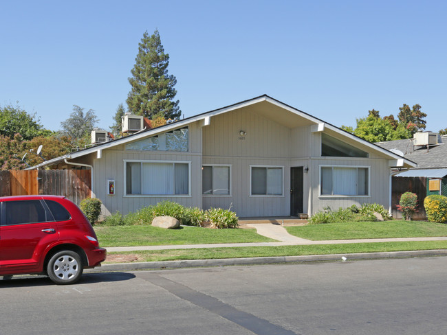 5605-5625 N 10th St in Fresno, CA - Building Photo - Building Photo