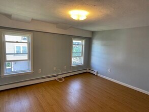 16 Cox Ct, Unit 2 in Beverly, MA - Foto de edificio - Building Photo