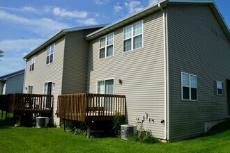 669 Nygaard St in Stoughton, WI - Building Photo - Building Photo