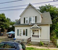 14 Hope St, Unit Chicopee 2 bedroom in Chicopee, MA - Building Photo