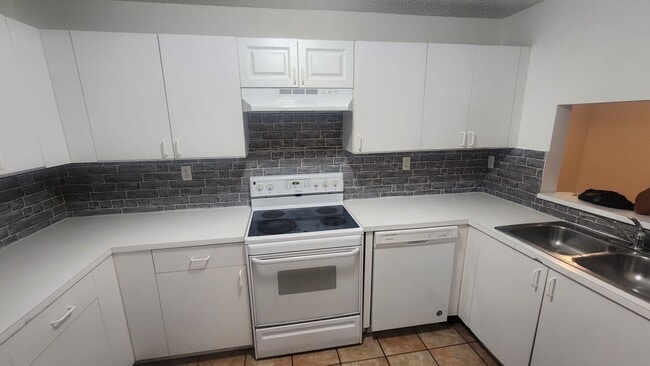 8851 NW 119th St in Hialeah Gardens, FL - Building Photo - Building Photo