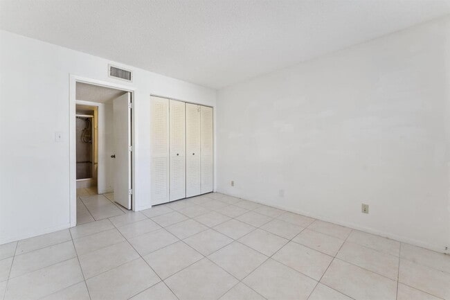 706 SE 2nd Ave, Unit 430 in Deerfield Beach, FL - Foto de edificio - Building Photo