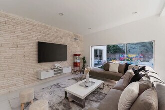 20010 Highland Lakes Blvd in North Miami Beach, FL - Building Photo - Building Photo