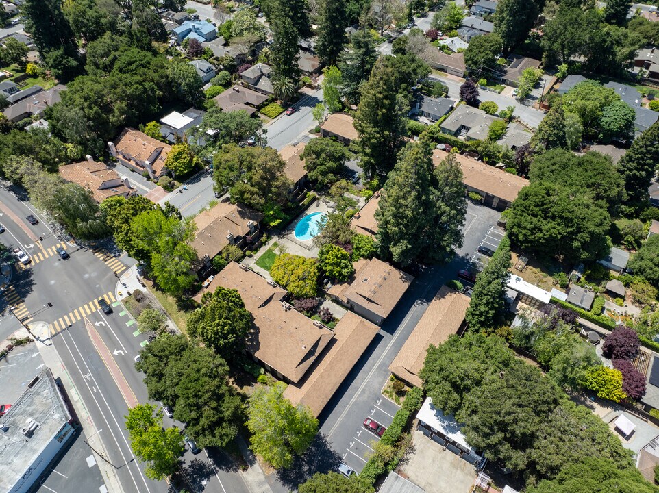 610 Gilbert Ave in Menlo Park, CA - Foto de edificio