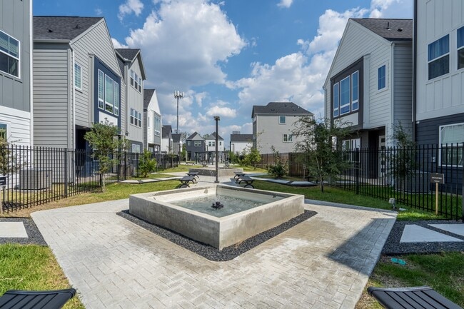 8324 Springwood Cyn Ln in Houston, TX - Building Photo - Building Photo