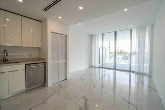 8425 Crespi Blvd in Miami Beach, FL - Building Photo - Building Photo