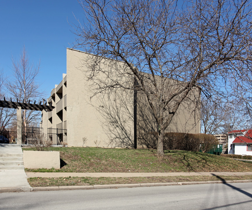 Casa Royale Condos in Kansas City, MO - Building Photo