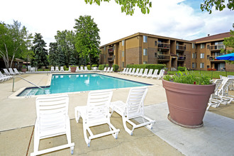 Lakeside Village Apartments in Clinton Township, MI - Building Photo - Building Photo