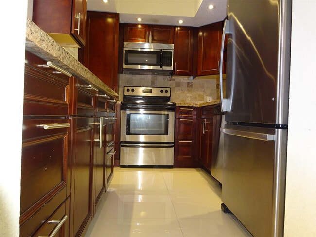 2801 N Palm Aire Dr in Pompano Beach, FL - Building Photo - Building Photo