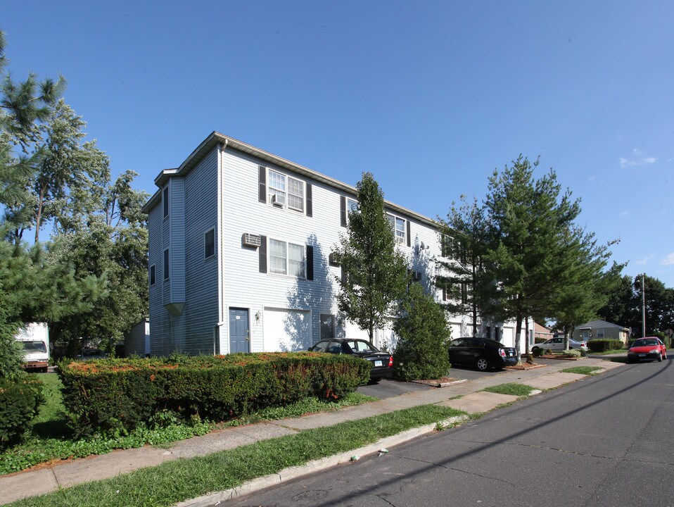 140 Daly Ave in New Britain, CT - Foto de edificio