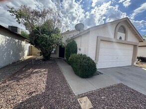 7427 W Cherry Hills Dr in Peoria, AZ - Foto de edificio - Building Photo