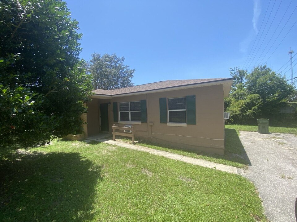 1107 Johnson St in Leesburg, FL - Foto de edificio