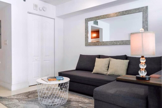 1200 Brickell Bay Dr in Miami, FL - Building Photo - Building Photo