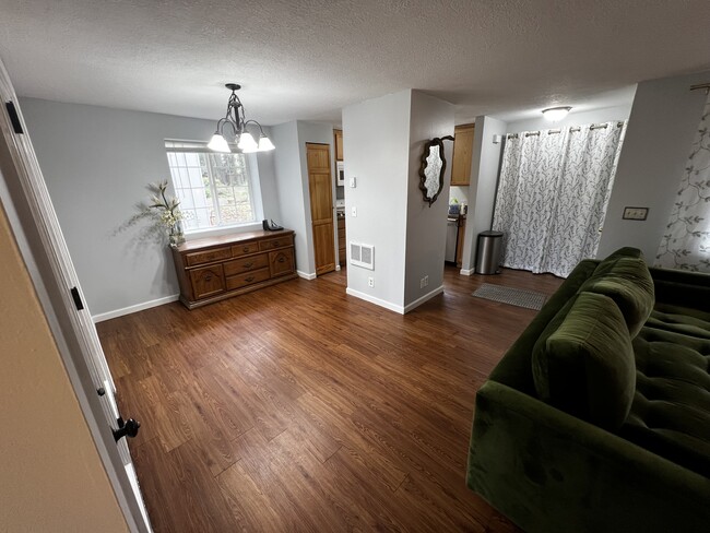 2133 Hawkins Ln in Eugene, OR - Building Photo - Building Photo