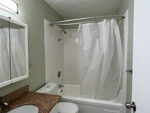 303 Lee St in Oakland, CA - Foto de edificio - Building Photo