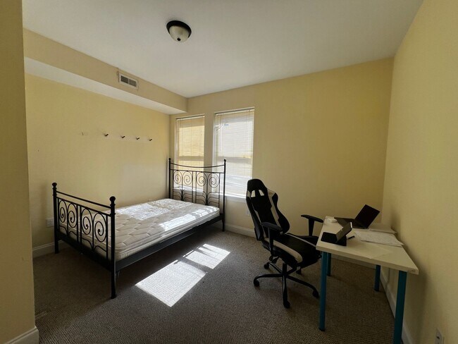 676 N 33rd St-Unit -676 N 33rd St (2nd fl -3rd fl Unit) in Philadelphia, PA - Building Photo - Building Photo