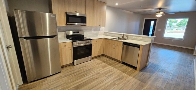 2361 N Thompkins Ave, Unit 401