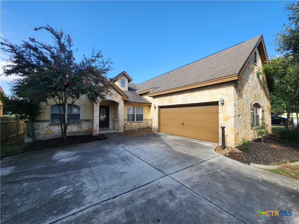 803 Lodge Creek Dr in New Braunfels, TX - Foto de edificio