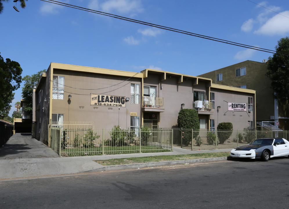 6925 Baird Ave in Reseda, CA - Foto de edificio