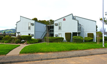 Hill Valley Apartments in Novato, CA - Foto de edificio - Building Photo