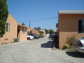 11949-11957 Runnymede St in North Hollywood, CA - Foto de edificio - Building Photo