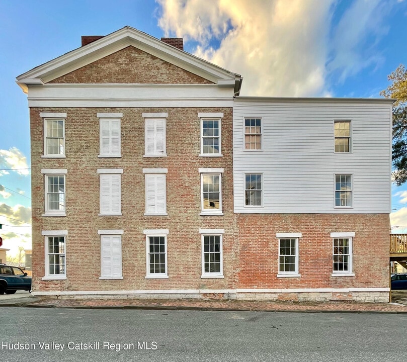 30 Union St in Hudson, NY - Building Photo