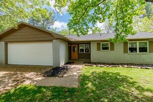 2332 S Clover Dr in Fayetteville, AR - Building Photo