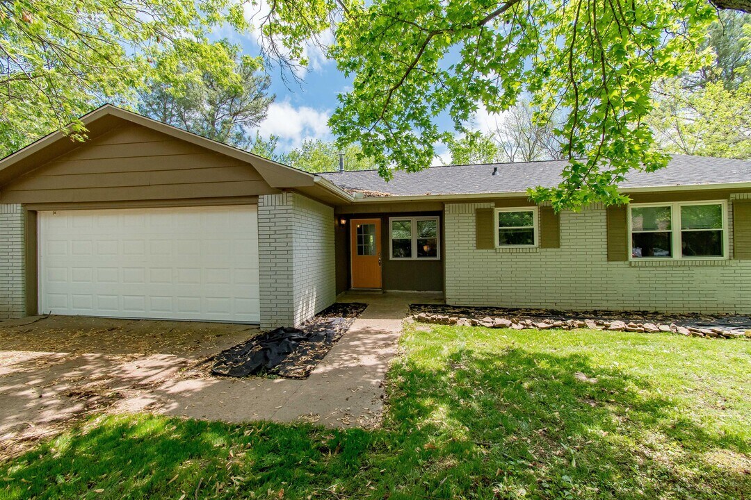 2332 S Clover Dr in Fayetteville, AR - Building Photo