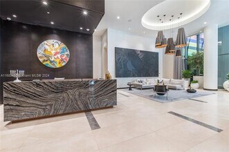 55 SW 9th St, Unit 1905 in Miami, FL - Foto de edificio - Building Photo