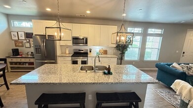 1867 W Roby Ave in Porterville, CA - Building Photo - Building Photo