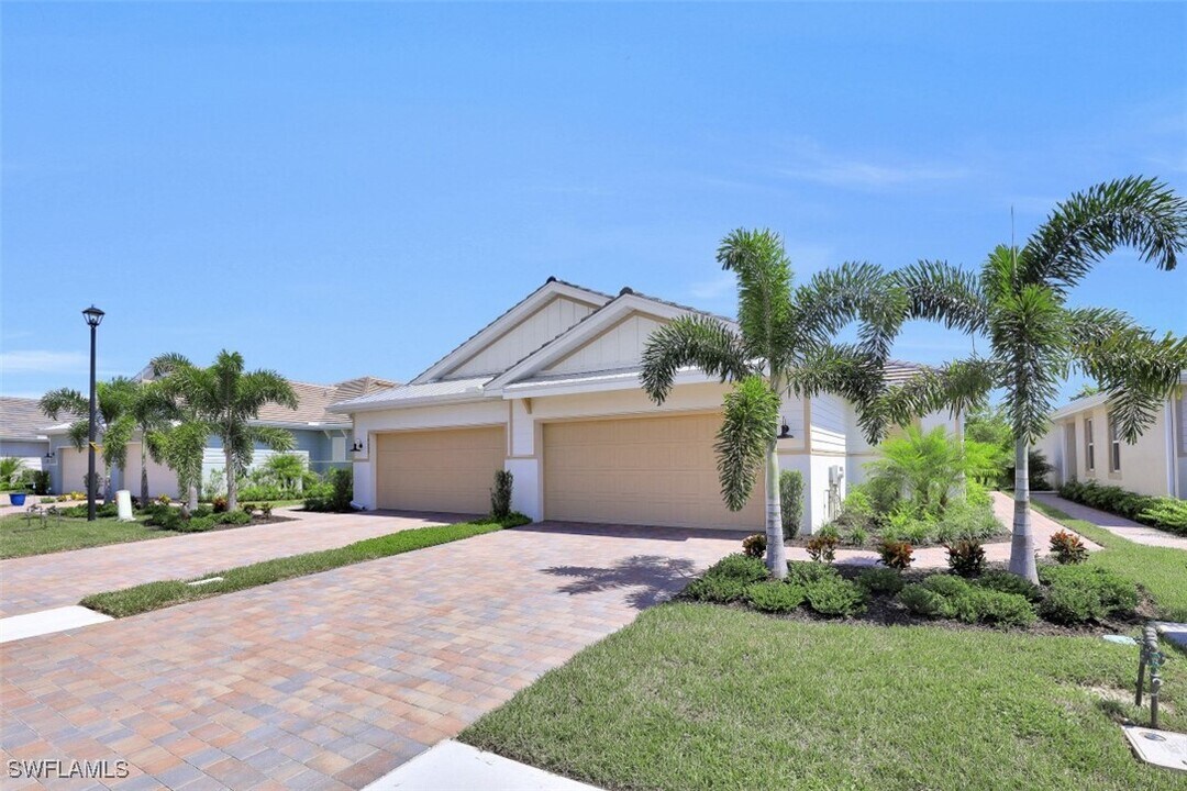 14663 Edgewater Cir in Naples, FL - Building Photo