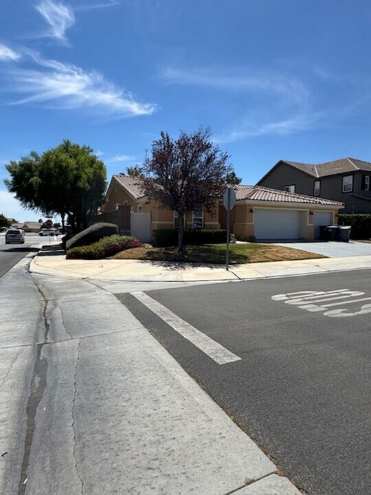1495 Midnight Sun Dr in Beaumont, CA - Building Photo