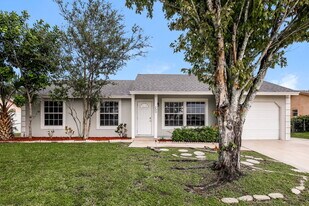 200 Cordoba Cir in Royal Palm Beach, FL - Building Photo