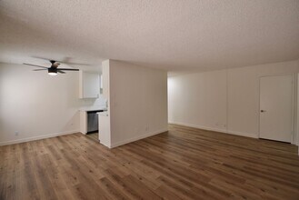 6115 Whitsett Ave, Unit 102 in Los Angeles, CA - Building Photo - Building Photo