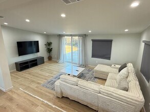 11452 Presidio Way in Garden Grove, CA - Foto de edificio - Building Photo