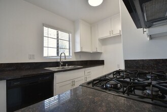 5921 Whitsett Ave, Unit 204 in Los Angeles, CA - Building Photo - Building Photo