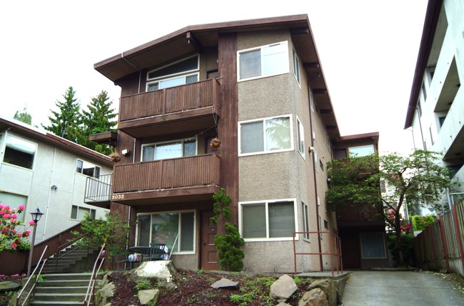 5032 11th Ave NE in Seattle, WA - Foto de edificio - Building Photo